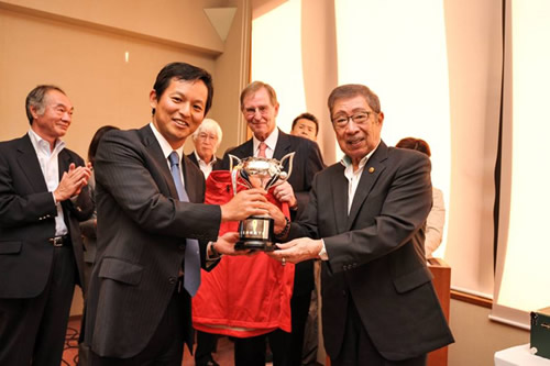 第一回 伏見博明殿下杯チャリティゴルフ大会、表彰式で優勝カップを贈る伏見博明殿下