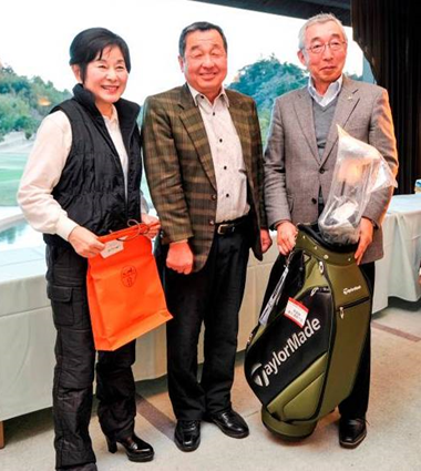 第二回 伏見博明殿下杯チャリティゴルフ大会、準優勝の表彰は東久邇殿下と山東昭子議員