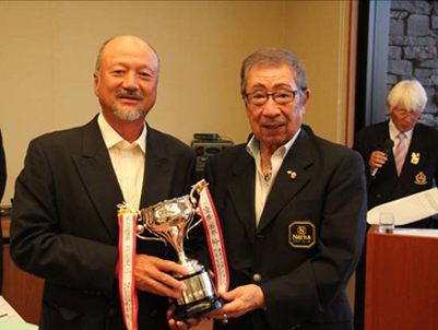 第三回 伏見博明殿下杯チャリティゴルフ大会、表彰式で優勝者へのプレゼンターとして優勝カップを贈る伏見博明殿下