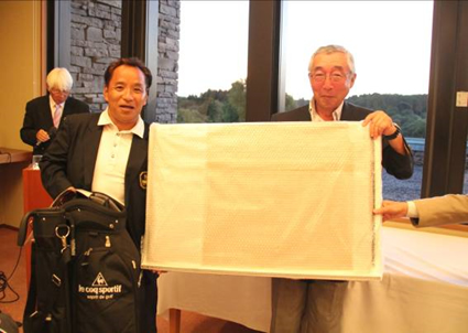 第三回 伏見博明殿下杯チャリティゴルフ大会、表彰式で準優勝の表彰は東久邇殿下から