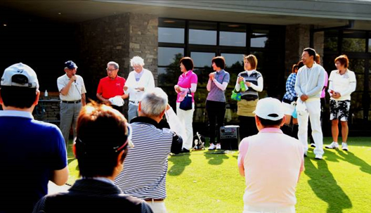 第四回 伏見博明殿下杯チャリティゴルフ大会、ご挨拶する東久邇信彦殿下と６人出揃った女子プロ