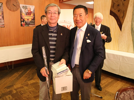 第五回 伏見博明殿下杯チャリティゴルフ大会表彰式、三位入賞は野﨑実行委員長賞
