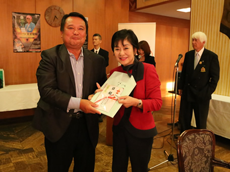 第五回 伏見博明殿下杯チャリティゴルフ大会表彰式、特別賞のバリ島旅行クーポンは山東昭子議員から